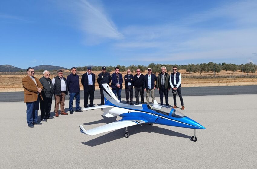  Veteranos de las Fuerzas Armadas y mandos policiales visitaron la empresa valdepeñera CNC Bárcenas
