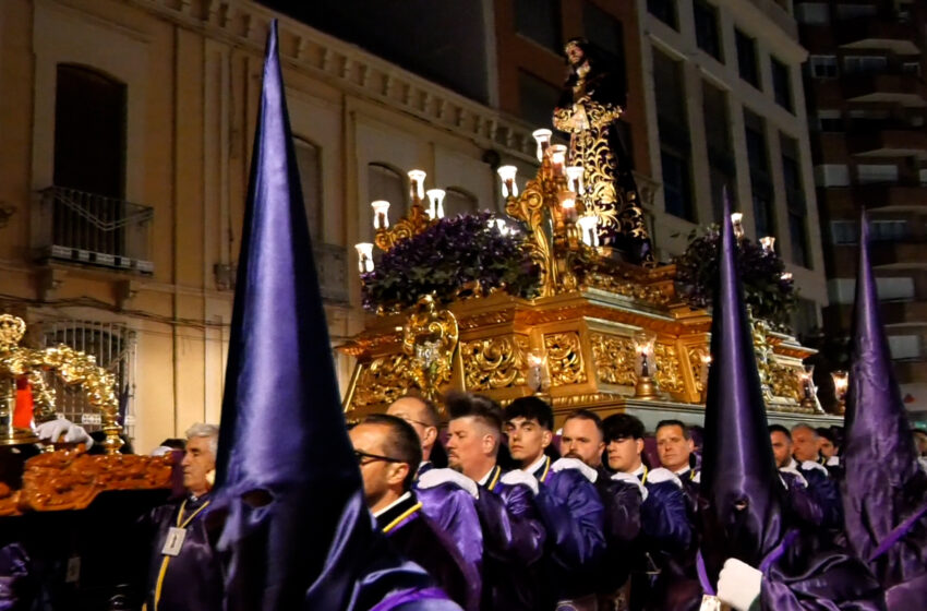  El Nazareno recorre Valdepeñas en una sobrecogedora madrugada de Viernes Santo