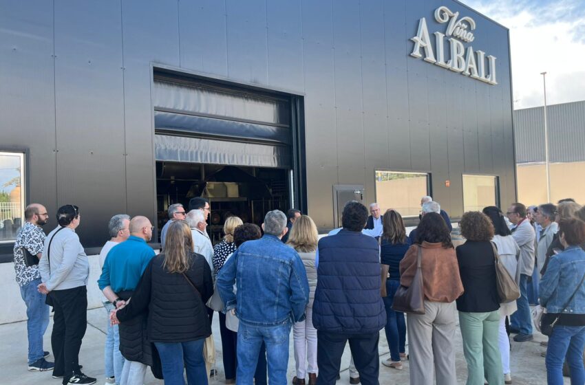  La Asociación de Jóvenes Amigos del Vino visita el almacén robotizado de Félix Solís Avantis