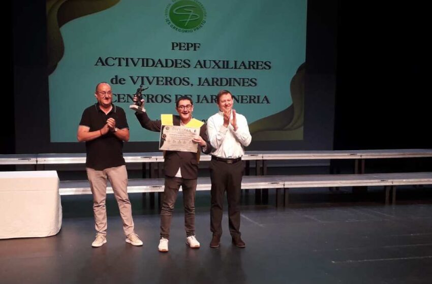  El Ayuntamiento de Valdepeñas reconoce al IES Gregorio Prieto por su compromiso con el compostaje y la economía circular