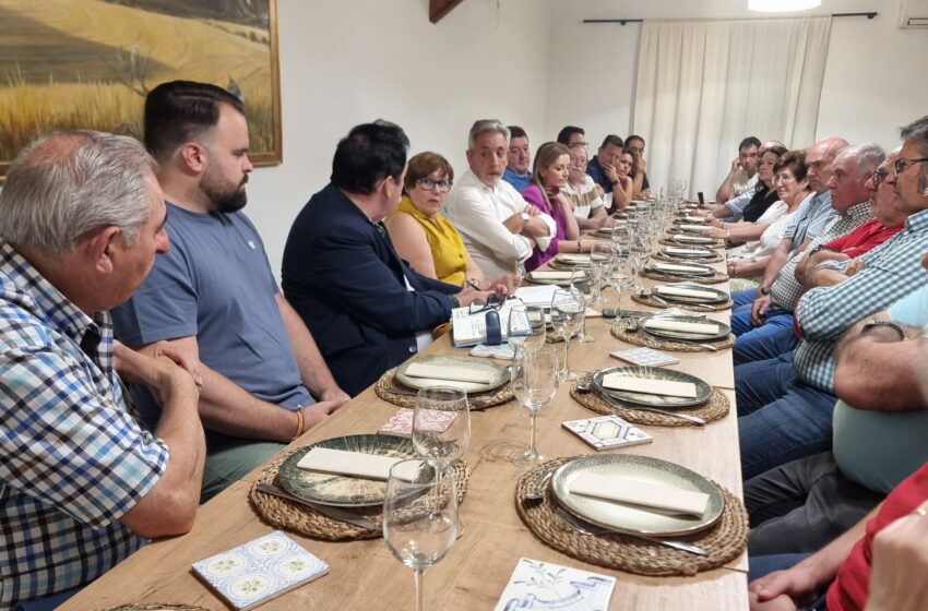 El alcalde de Valdepeñas y hermandades abordan iniciativas para seguir impulsando su Semana Santa