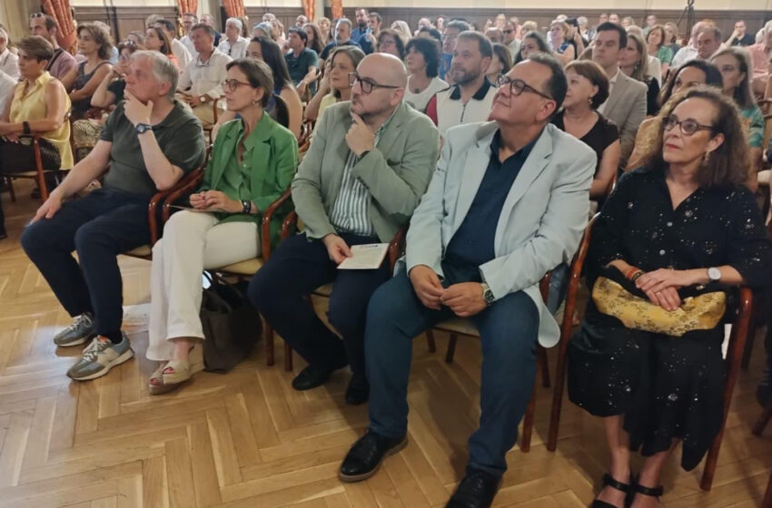  Carlos Martín de la Leona destaca el compromiso social de VivELA en la entrega de los VIII Premios Solidarios
