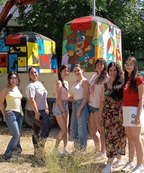  Estudiantes de bachillerato concluyen proyecto de decoración de gateras