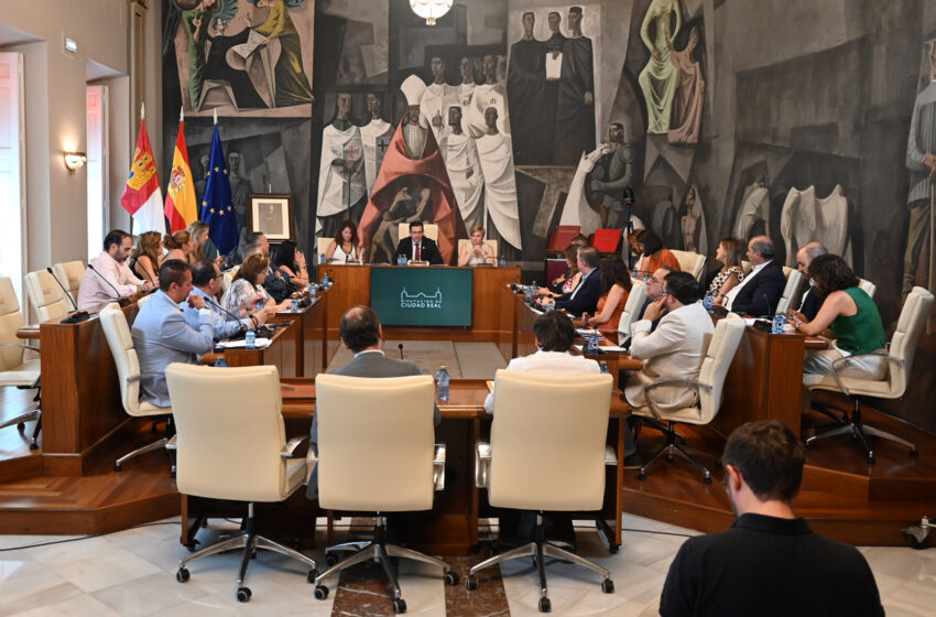  Valverde defiende la gestión del SCIS y destaca la falta de efectivos en el incendio de La Mierla.