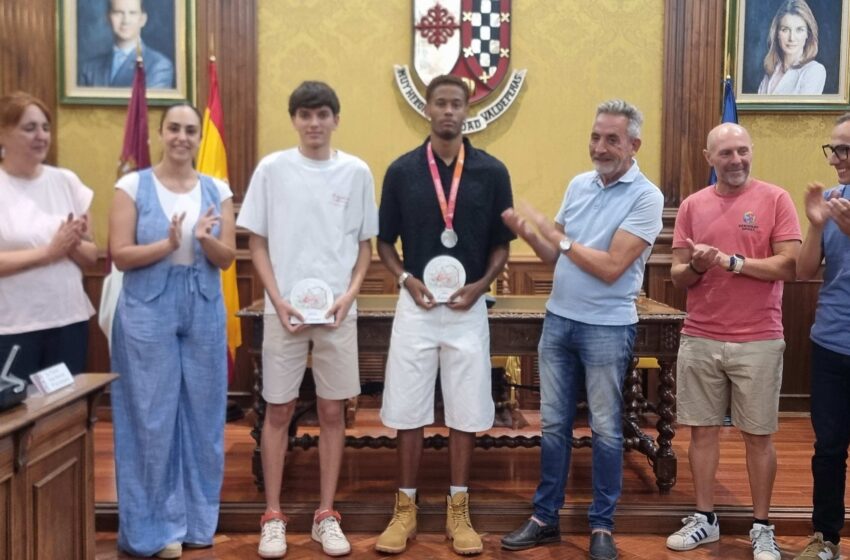  El alcalde recibe a los atletas Asabu Pinés y José Daniel Jiménez por sus recientes logros en el Campeonato de España