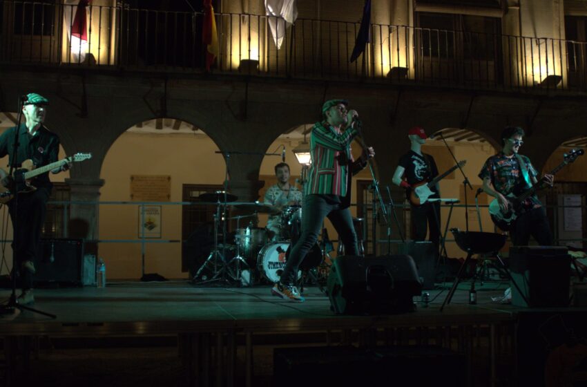  Los Jimenos Band llenan de música y diversión la Plaza Mayor de Villanueva de los Infantes en una noche para el recuerdo