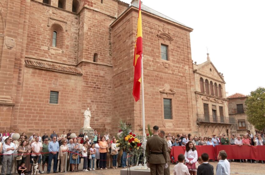  Villanueva de los Infantes acoge un emotivo izado de la bandera de España