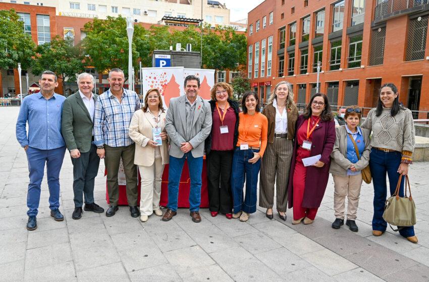  Valverde entrega la colaboración de la Corporación provincial a AMHIDA y conoce las necesidades de las 400 personas asociadas a la entidad